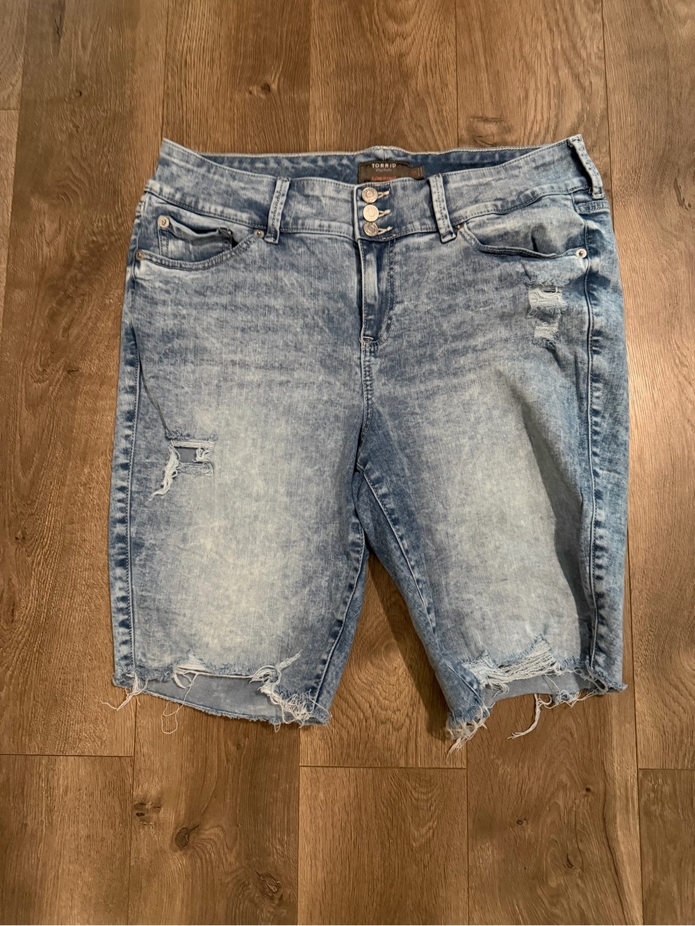 Torrid Jegging Bermuda Shorts Size 16 Super Soft Distressed Light Wash Denim